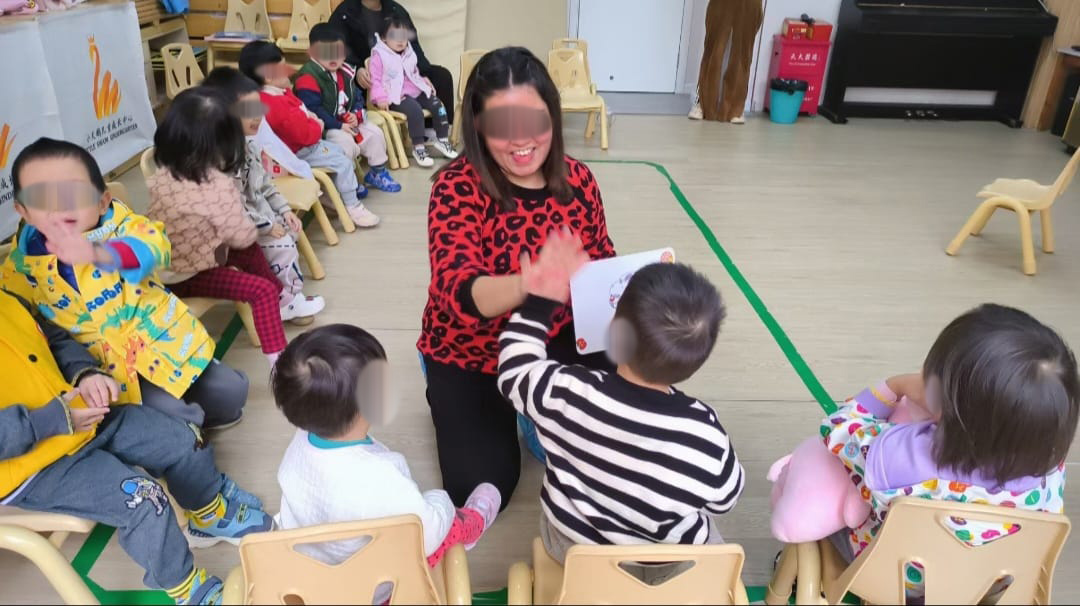 外教老師和幼兒打成一遍